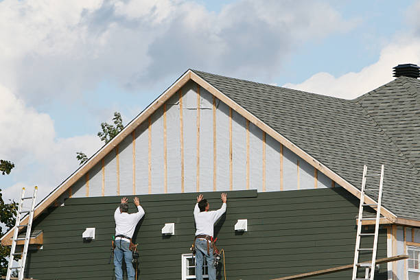 Professional Vinyl Siding technician working in Manchester, WA